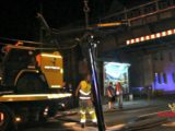 LKW bleibt mit Kran unter Eisenbahnbrücke hängen